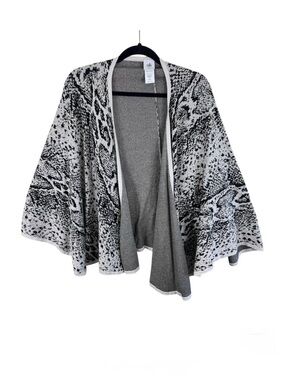 CAbi 100% Cotton Serpent Wrap Snakeskin Print Black White Luxury‎ Cozy One Size